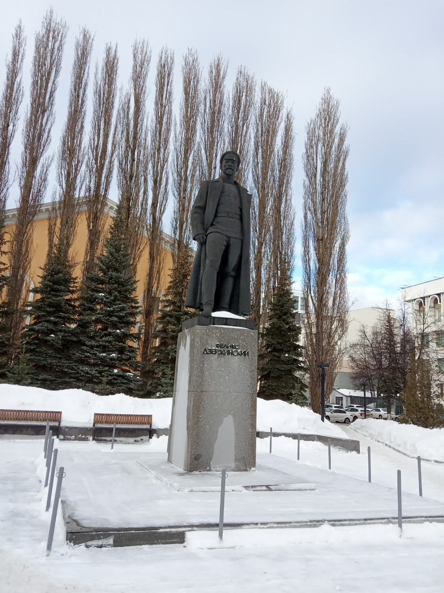 Феликс Дзержинский . Такой у него здесь живой и пронзительный взгляд .