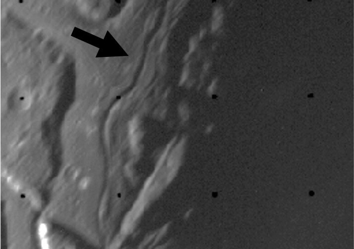 Словно древний свиток, поверхность Ариэля хранит следы своей бурной истории. На снимке, сделанном Voyager 2 и «оживленном» современными методами обработки, отчетливо видна загадочная срединная борозда. Эта структура, отмеченная стрелкой, может быть ключом к разгадке геологических процессов спутника Урана. Новейшие исследования предполагают, что борозда является активным центром распространения, где рождается новый поверхностный материал, приоткрывая завесу над внутренним устройством этого далекого ледяного мира. Источник: NASA/Лаборатория реактивного движения