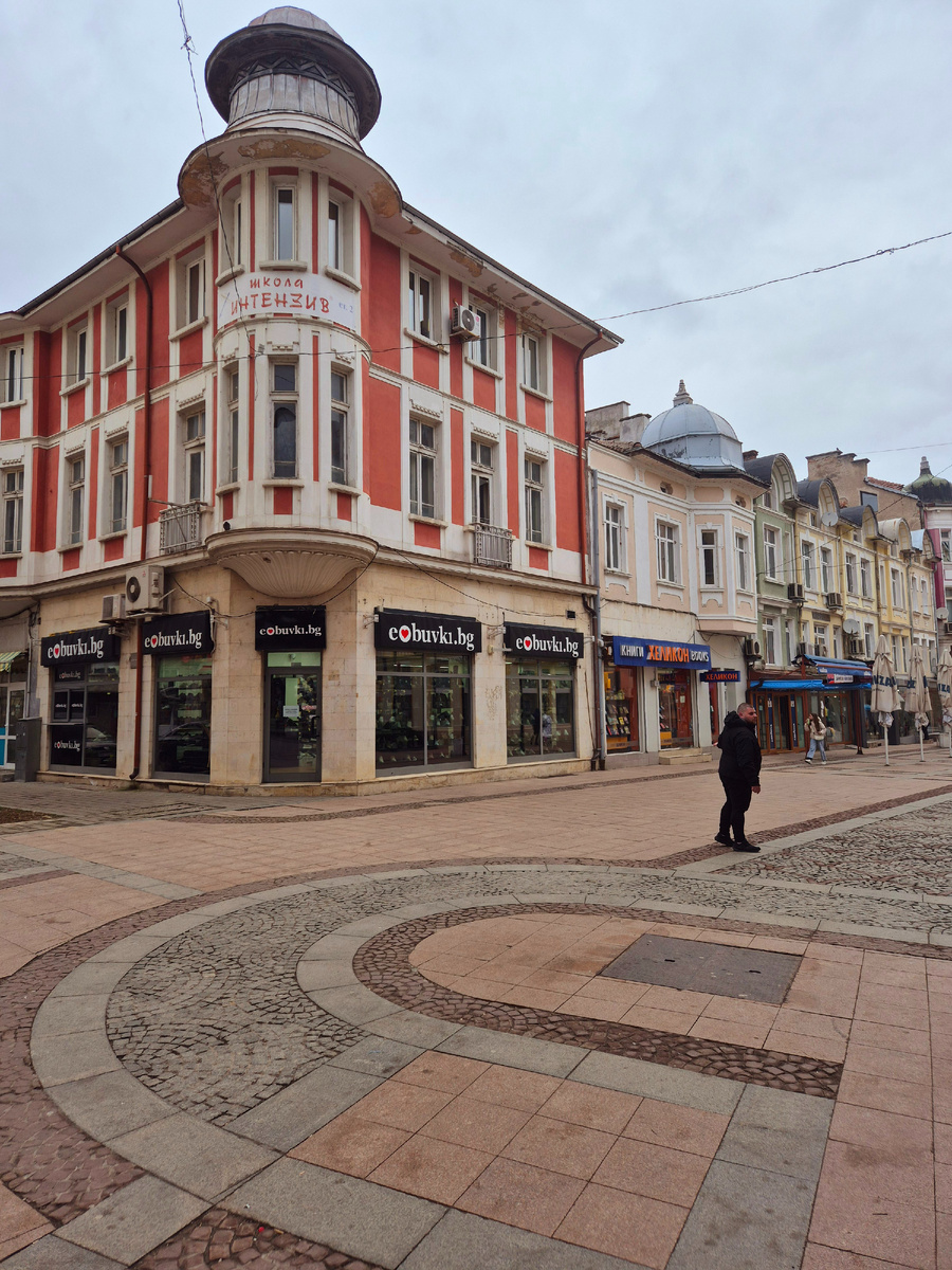 В таком пафосном здании обитает языковая школа.