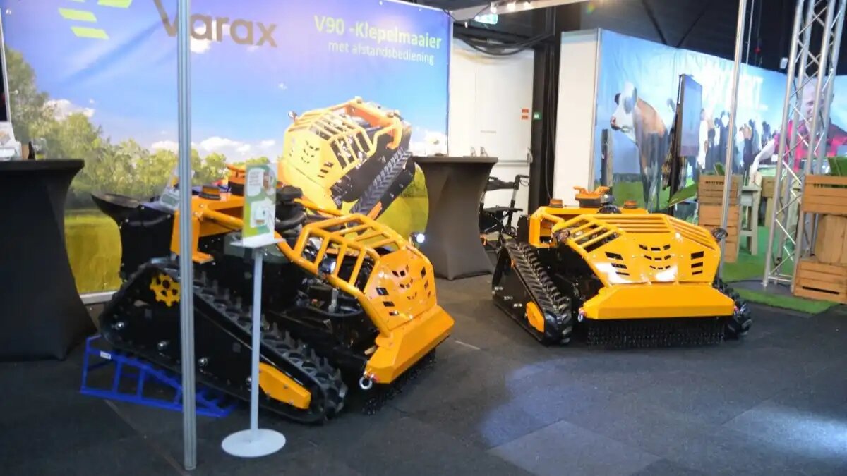 Фото: mechaman.nl
Новая радиоуправляемая цеповая косилка с электроприводом Varax V90 на гусеницах