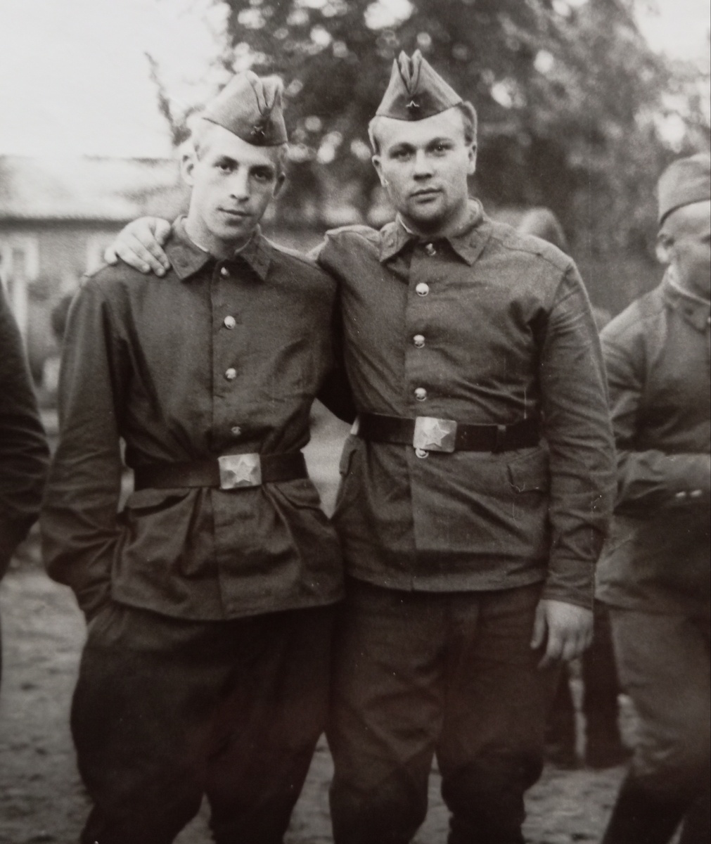 Я справа ( в карантине) и под ноль не брился, как и мой земляк на фото.