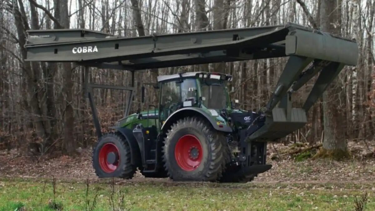Фото: General Dynamics European Land Systems (GDELS)
Трактор Fendt 900 Vario с мостоукладочной системой Cobra