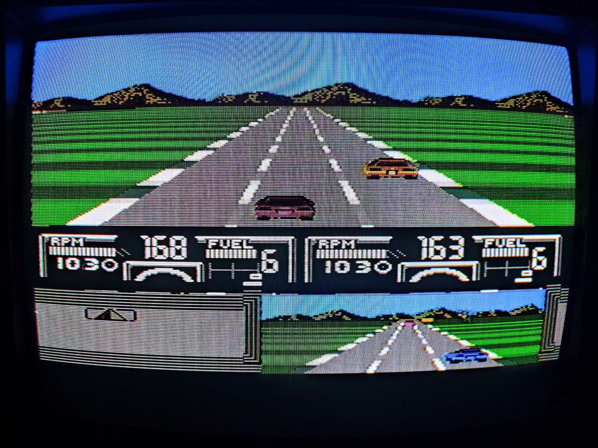 Фото сделаны мной. На фото игра Race America. Оригинал игры "Alex DeMeo's Race America" был разработан"Imagineering Inc" и издан "Milton Bradley", "Absolute Entertainment" в 1990г. для NES. Дизайнер Alex DeMeo. Фото демонстрирует начальную заставку игры, а так же общий визуальный фон игры. Подробнее об этом рассказано в статье. Все материалы принадлежат правообладателям и размещены исключительно в информационных целях.