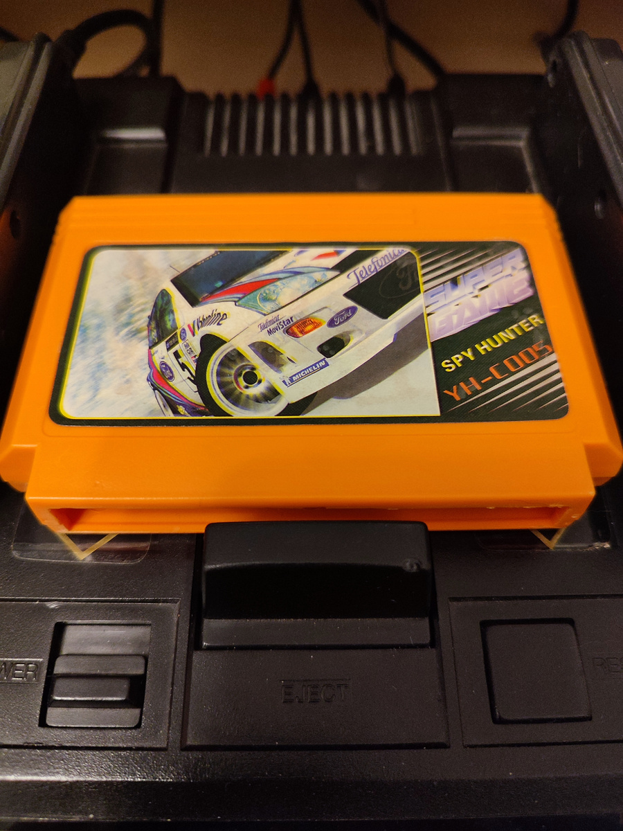 Фото сделаны мной. На фото игра Super Spy Hunter. Оригинал игры Оригинал игры "Super Spy Hunter" был разработан "Sunsoft" и издан "Sunsoft", "Atlus", "Capcom" в 1992г. для NES. Геймдизайнер Синдзи Миками. Фото демонстрирует начальную заставку игры, а так же общий визуальный фон игры. Подробнее об этом рассказано в статье. Все материалы принадлежат правообладателям и размещены исключительно в информационных целях.