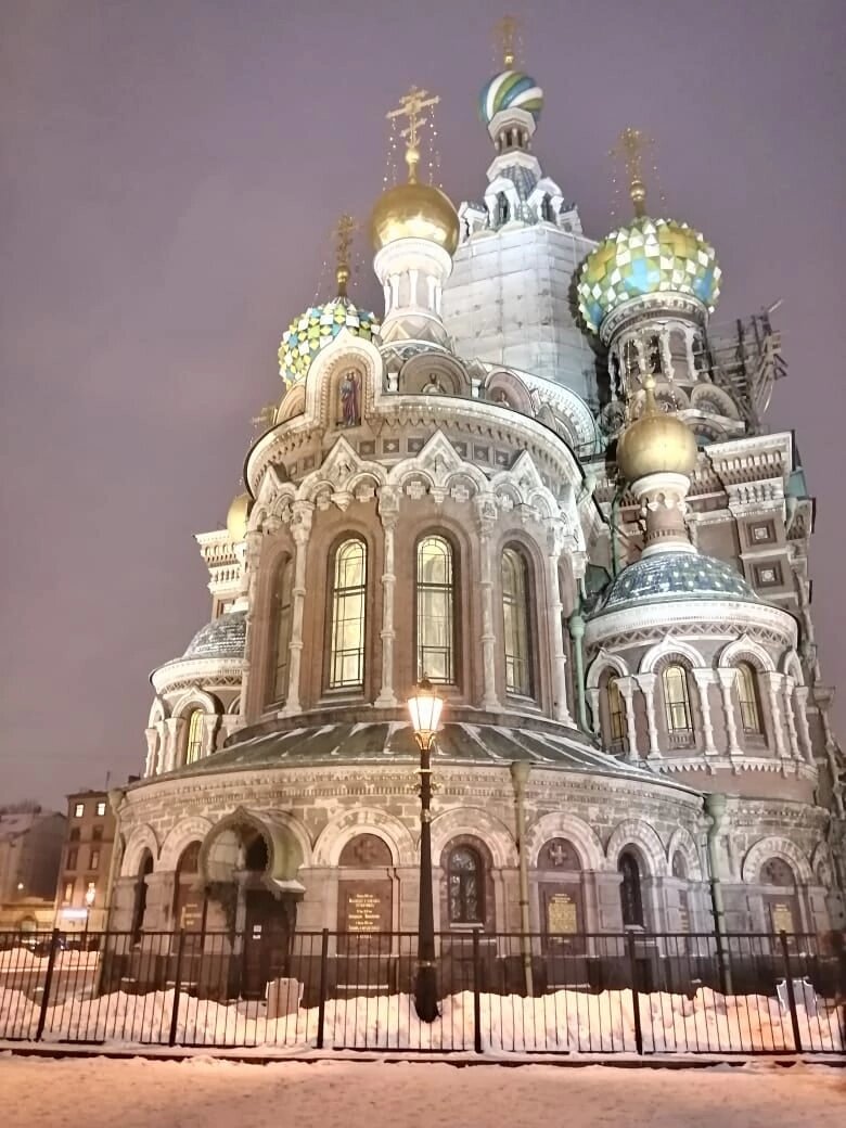 Спас на Крови. Фото 2021 г. Сейчас купола храма опять в лесах. 