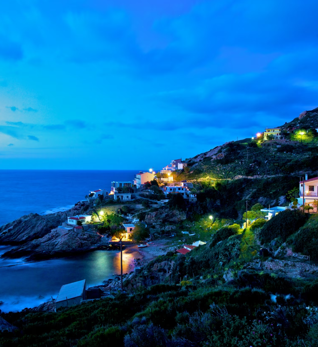 Сумеречный вид на деревню на северном берегу острова Икария, Греция.
