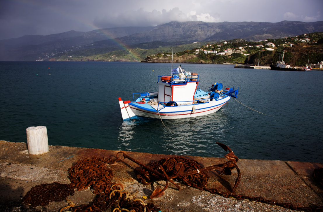 Рыбацкая лодка видна вдоль побережья Икарии, Греция.