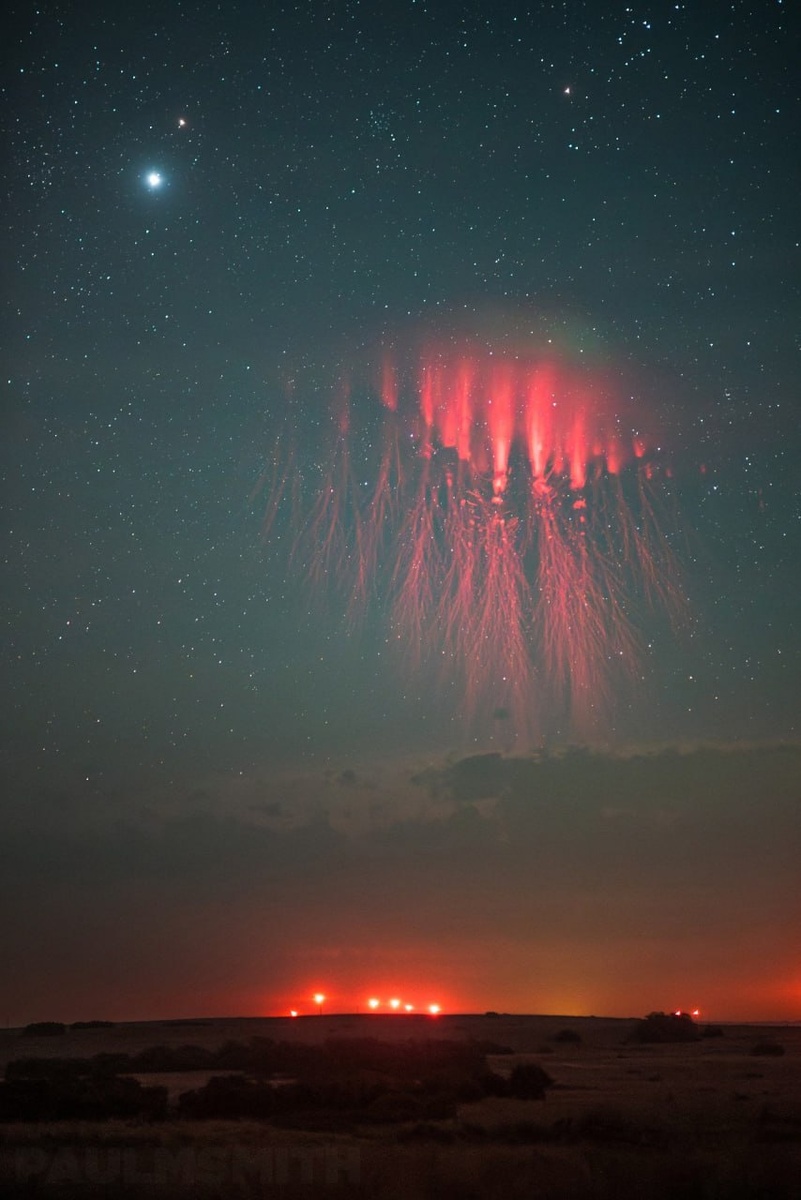 Охотник за красными спрайтами Пол Смит продолжает делиться своими снимками этого завораживающего явления ☄️ Спрайт — вид электрических разрядов холодной плазмы, бьющей в мезосфере и термосфере на высоте примерно от 50 до 130 км.