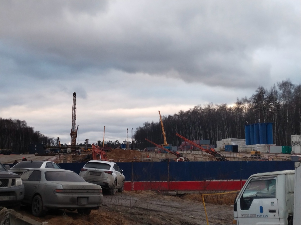 📷 1.1: В северном торце площадки продолжается раскрытие котлована монтажно-щитовой камеры для щита диаметром 10 метров, который проложит двухпутный тоннель до станции «Строгино». Ведутся работы по струйной цементации грунтов.