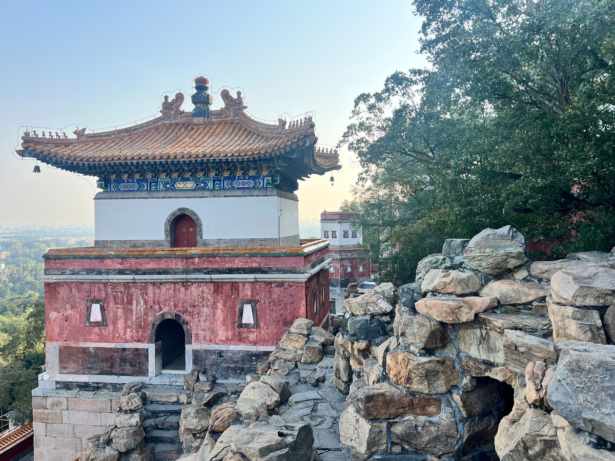 У северного входа в Летний дворец Пекина