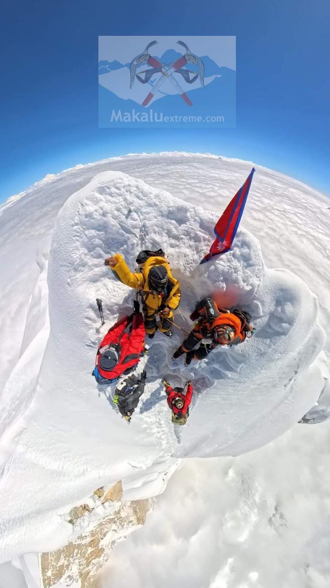 Воссхождение на Манаслу в 2024 годуу. Наша команда на Вершине. В этот день почти никого не было, на Вершине только мы!