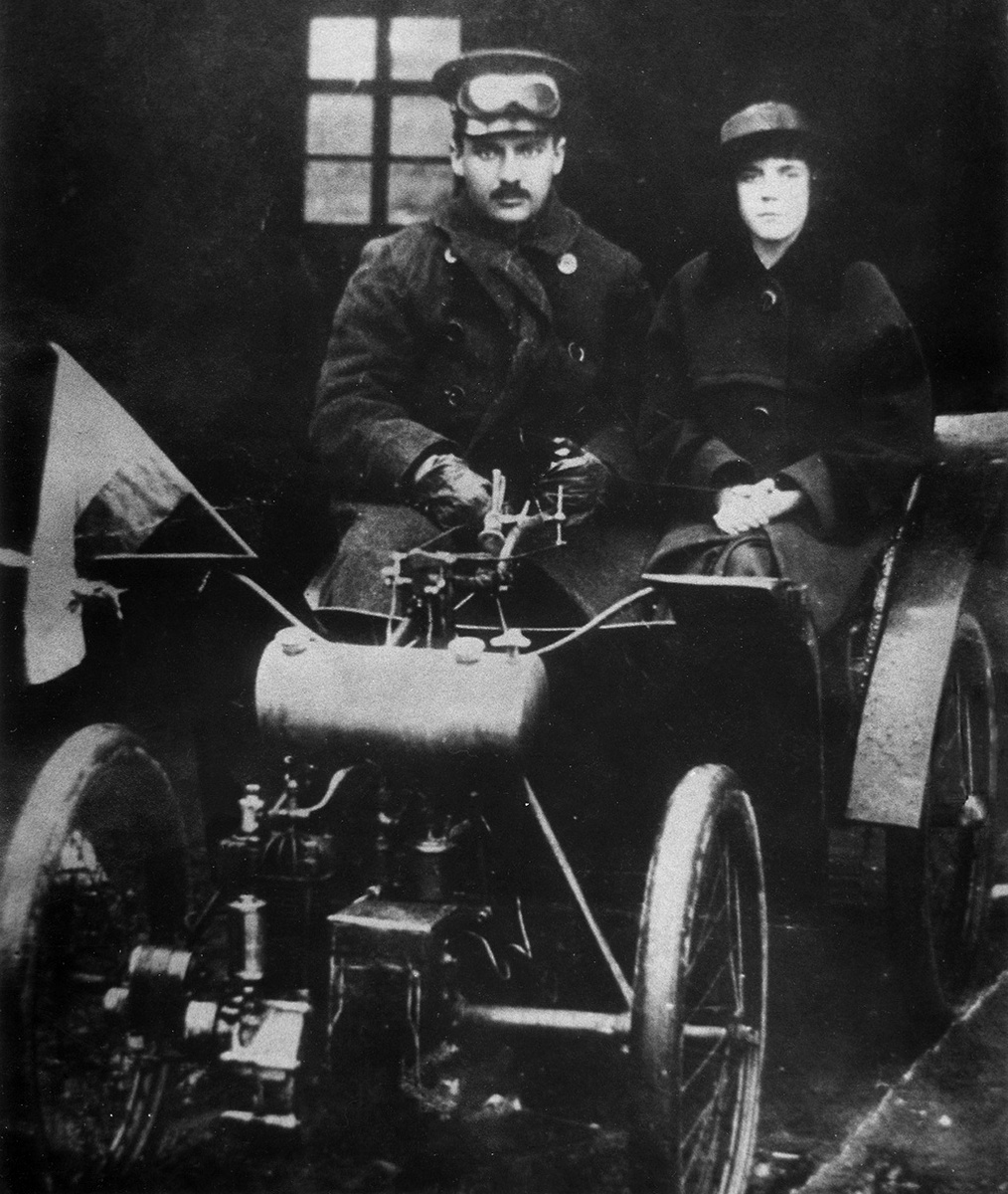 Русский офицер со своей пассией в «колясочке» Victoria Combination производства парижской Société Parisienne de Construction Vécipédique et Automobile E. Couturier et Cie. По схеме конструкция машины напоминает мотоблок. Заднего хода нет.