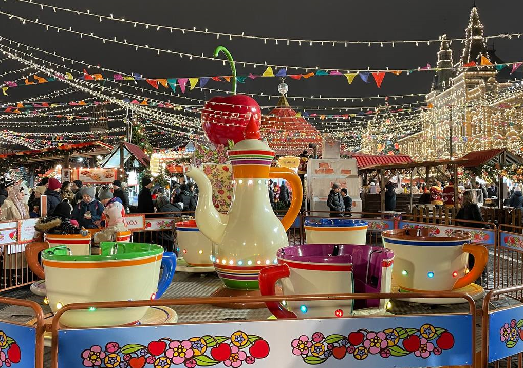 На Красной площади в Москве, прекрасная детская карусель в виде чашек и чайника 🤩. Фото автора
