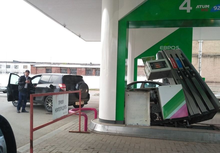 Бензоколонка не выдержала напора халявы!