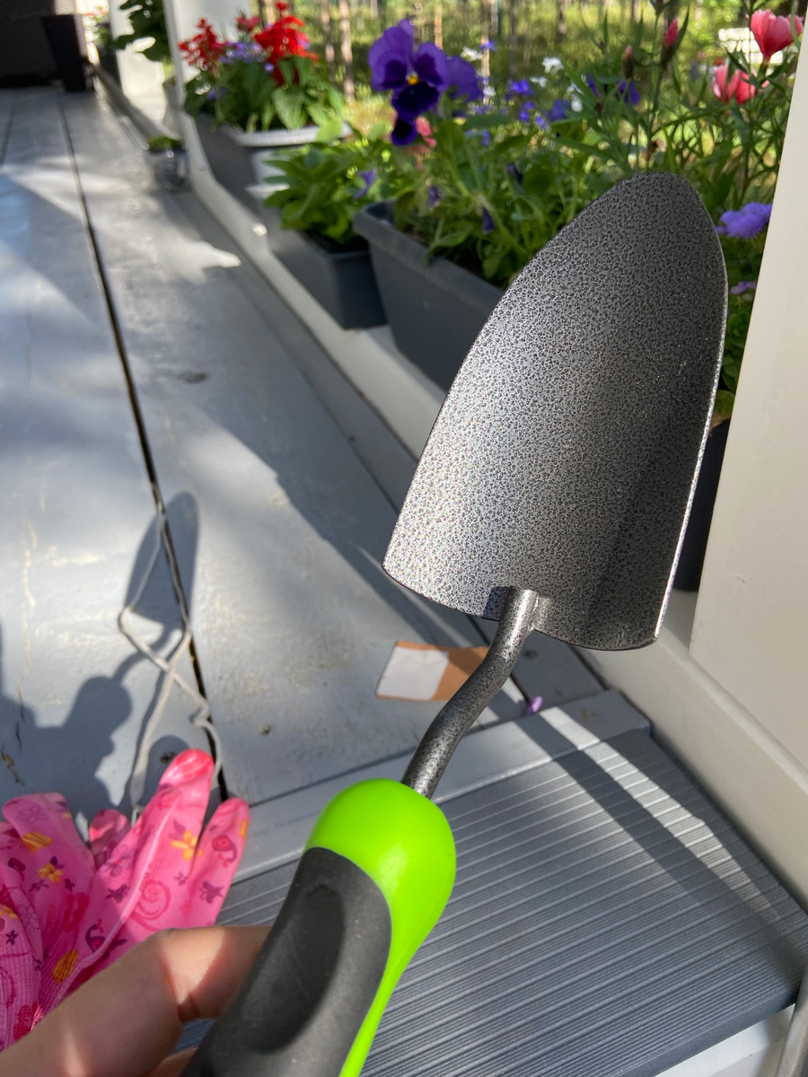 Совок для посадки растений. Рекомендую! очень прочный оказался!