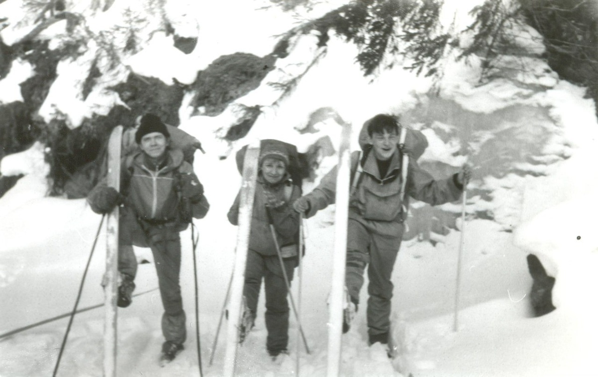 Я крайний справа. Слева Сергеа Чукреев, в центре Люба Семенцова