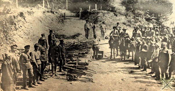 Сдача оружия казаками. Фото из открытых источников