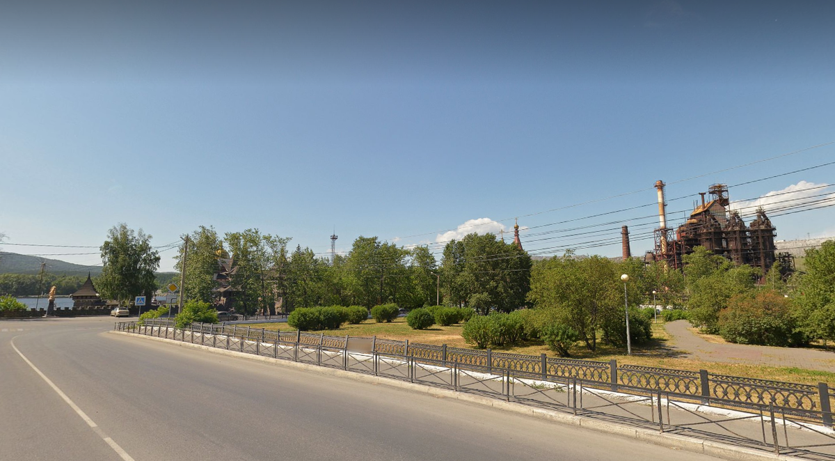 Контраст очень впечатляет: Никольский собор и Чугунноплавильный завод г.Сатка