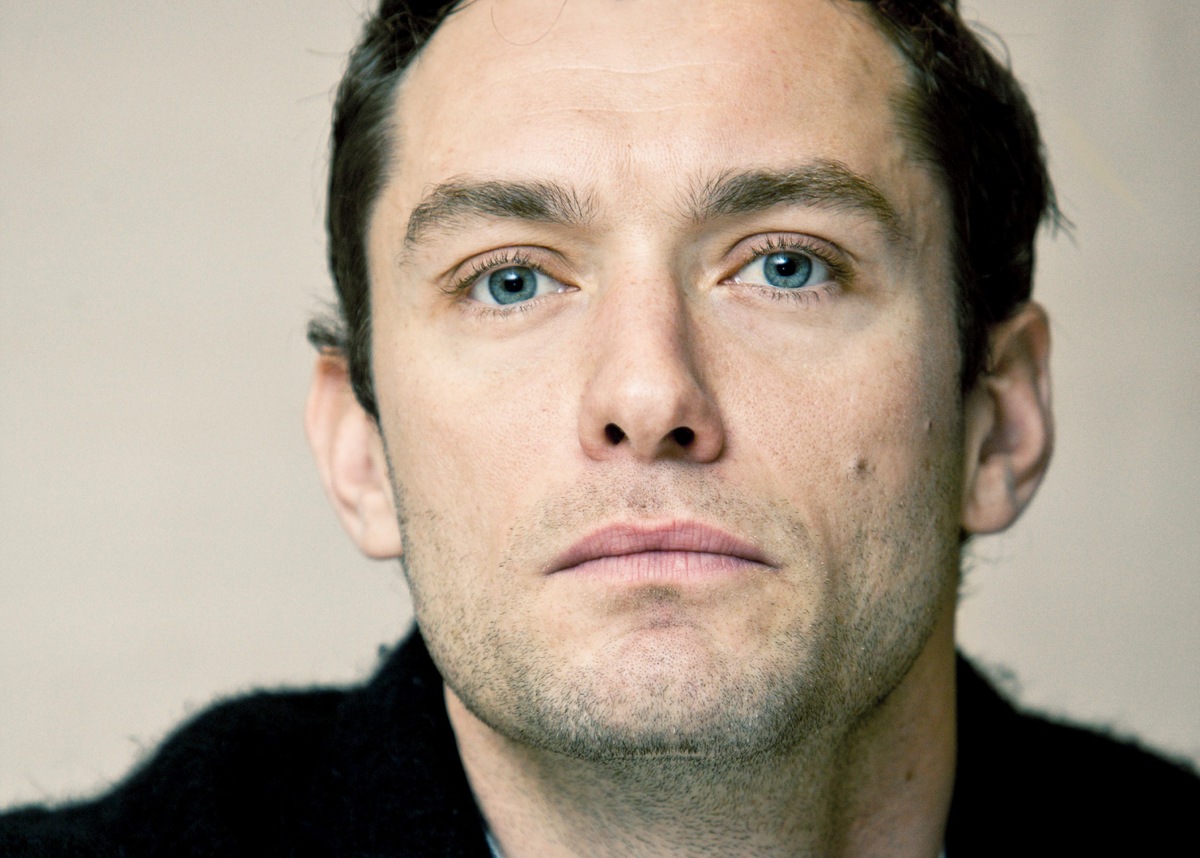 Дэвид Джуд Хейворт Лоу, 52 года.  Английский актёр, режисссёр, продюссер 