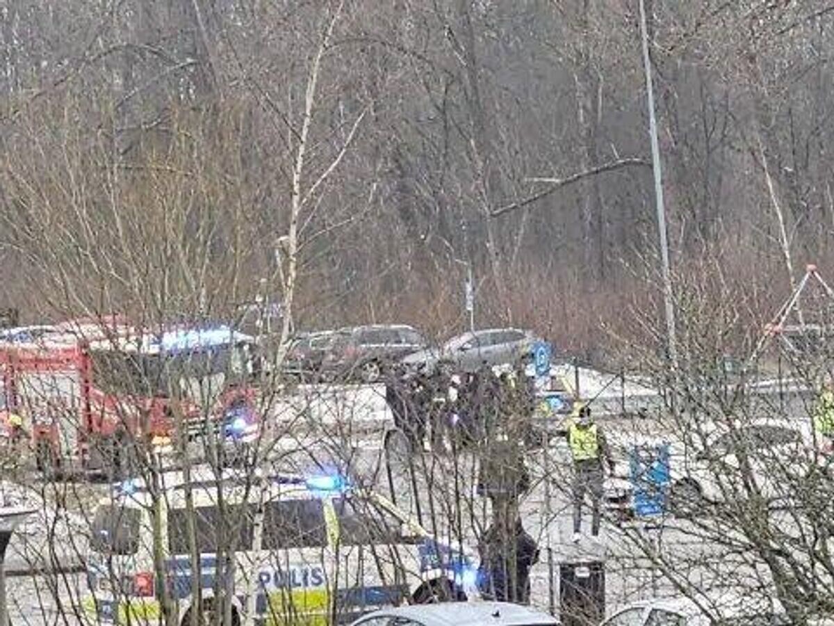    Полицейские на месте стрельбы возле школы в Эребру© Фото : соцсети