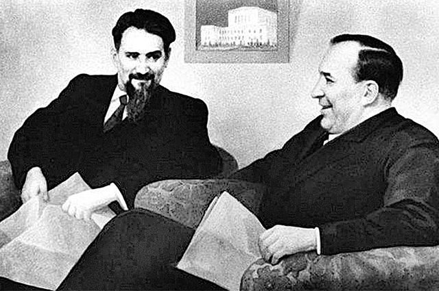 На фото : Курчатов и Славский.