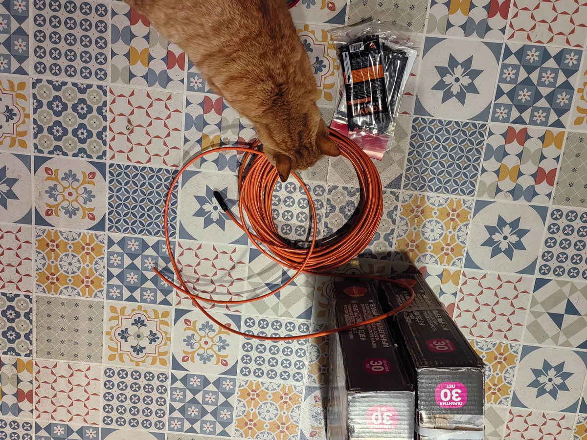 Товарищ Котов изучает обрезок кабеля. 