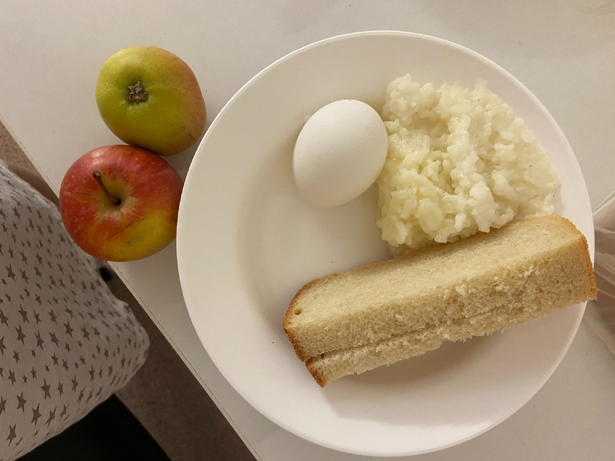 Это один из ужинов. И это я ещё попросила второй кусочек хлеба.