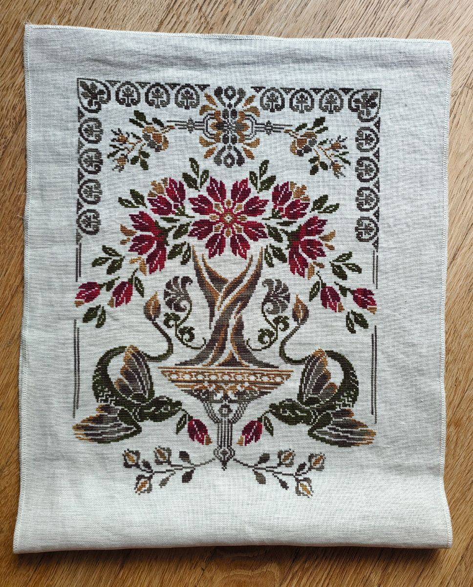 Ради такого случая я даже немного разгладила вышивку 😎