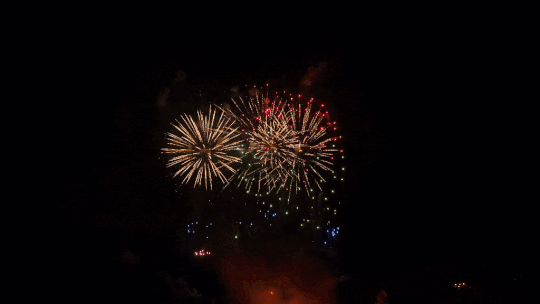 Салют Победы 9 мая! (Фото анимированной картинки из открытого источника Яндекс).