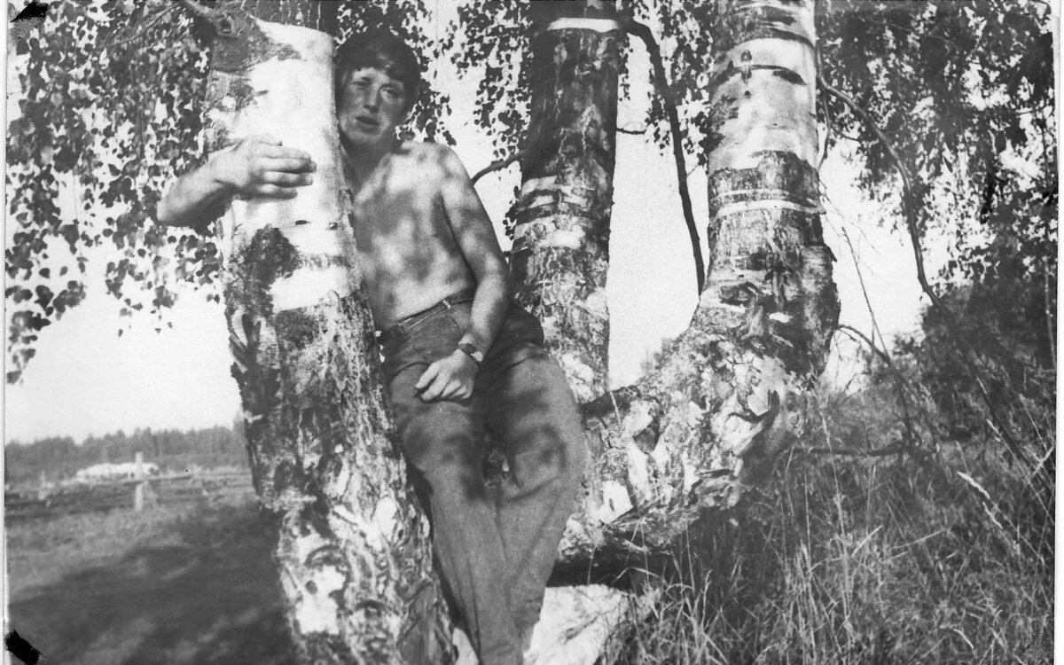 САШКА У СВОЕЙ НАБЛЮДАТЕЛЬНОЙ "ПОЗИЦИИ"