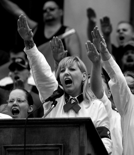 На фото, сделанном сотрудниками ФБР США, Кэтрин-Клэр Чумаченко на мероприятии американской неонацистской организации "Национальный альянс". Фото с сайта the new Insider