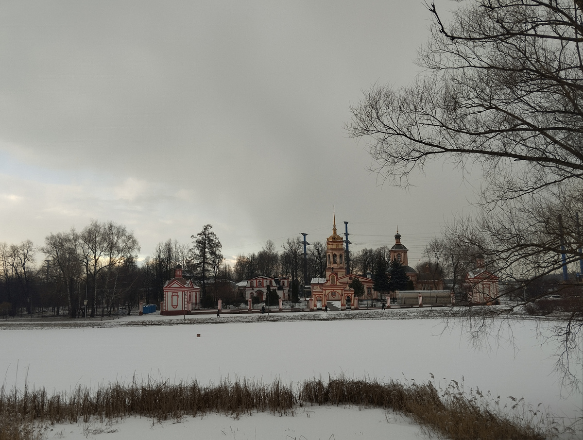 Усадьба Алтуфьево. А чуть левее, за деревьями, как раз то место, куда мне надо.