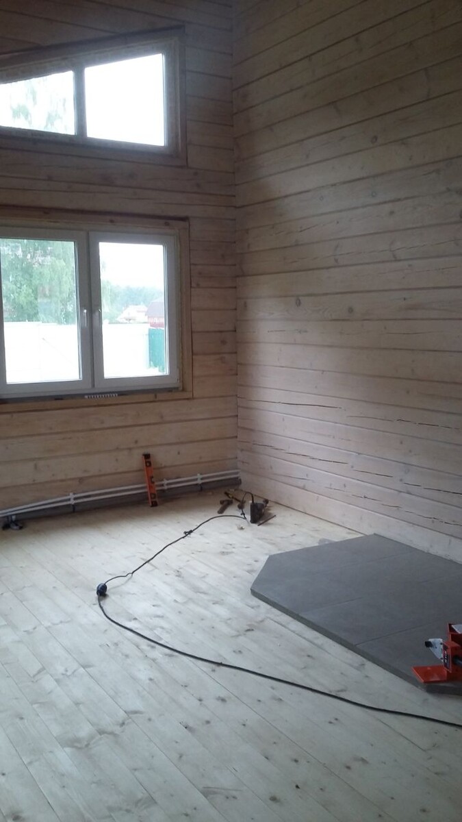 Неокрашенный пол. Справа участок пола подготовлен для установки чугунной печки.