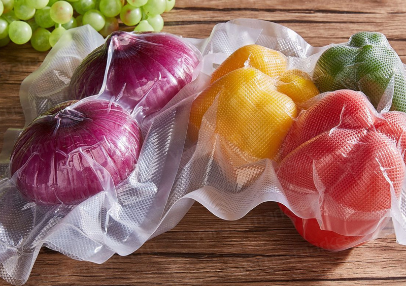 Кожа, сохранившая эластичность, обжимает новый контур шеи как вакуумная упаковка.