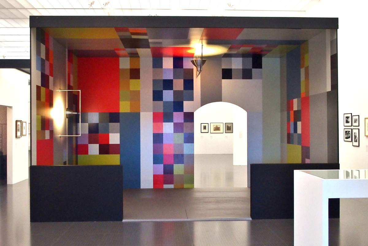 Выставочная реконструкция фрагмента бара в «Обетт» Софи Тойбер-Арп, 2022