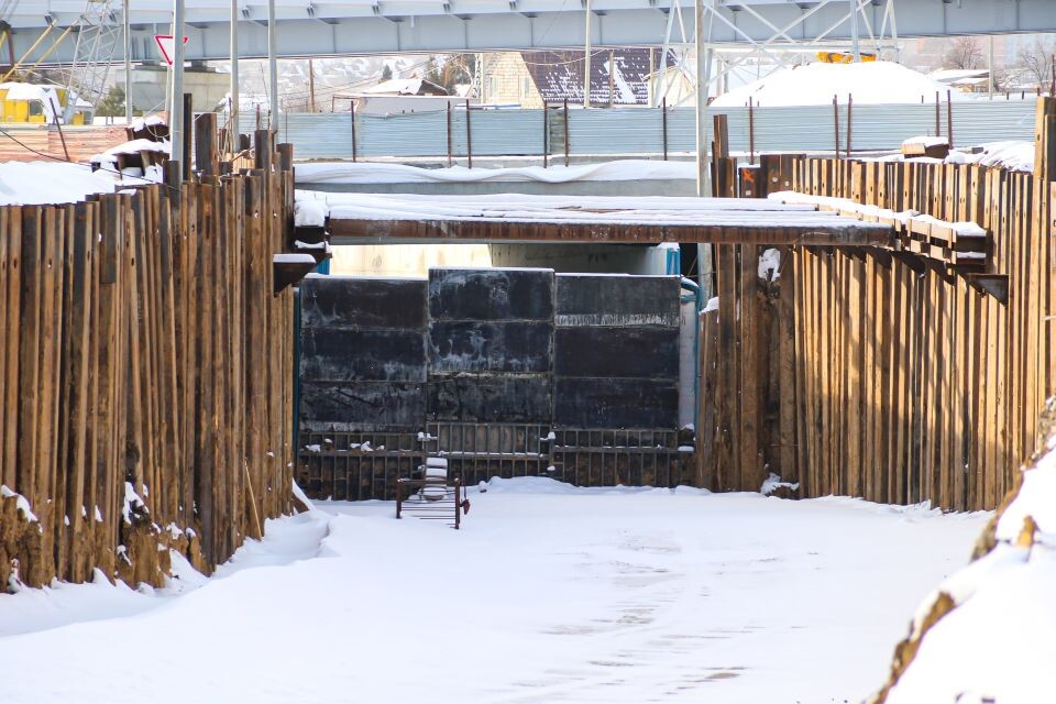    Приостановленная стройка транспортной развязки в Барнауле. 16 января 2025 года. Источник: Виталий Барабаш