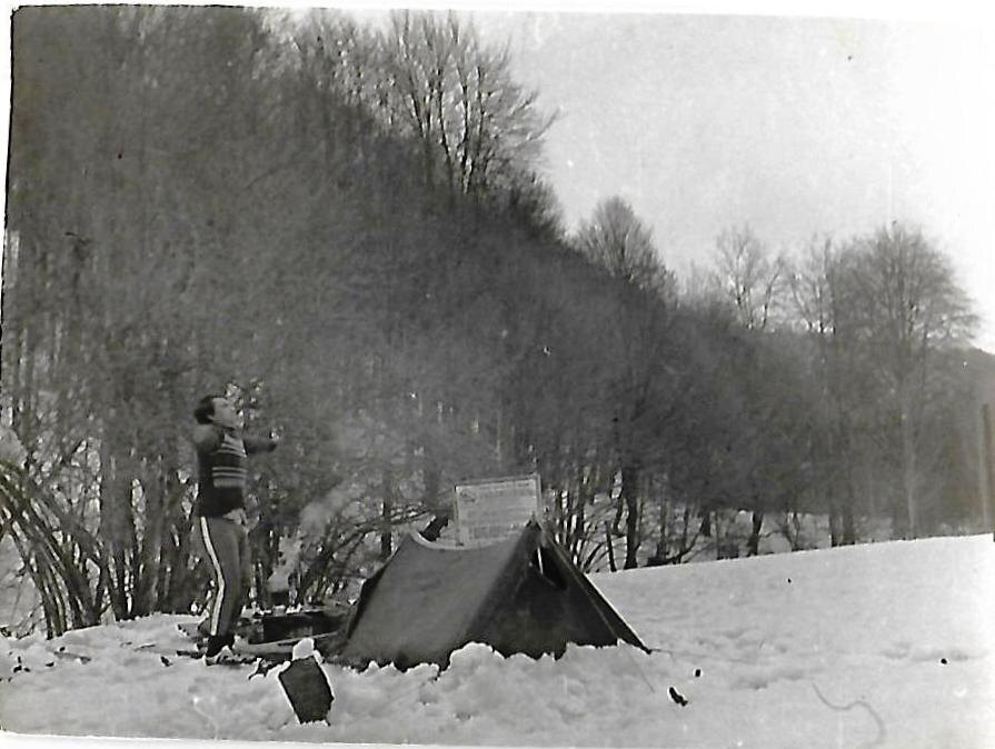 Миха делает вид, что утренняя зарядка имела место. Наша палатка. Фото Коваленко М.