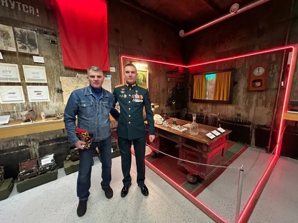   Отец и сын Захаровы в музее СВО. Фото из личного архива семьи Захаровых