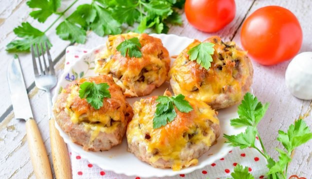 Гнёзда из фарша с грибами и сыром 