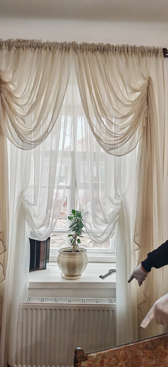 То самое окошко. Здесь за маленьким круглым столиком Мишель раздумывал над очередными едкими эпиграммами и романтическими строфами