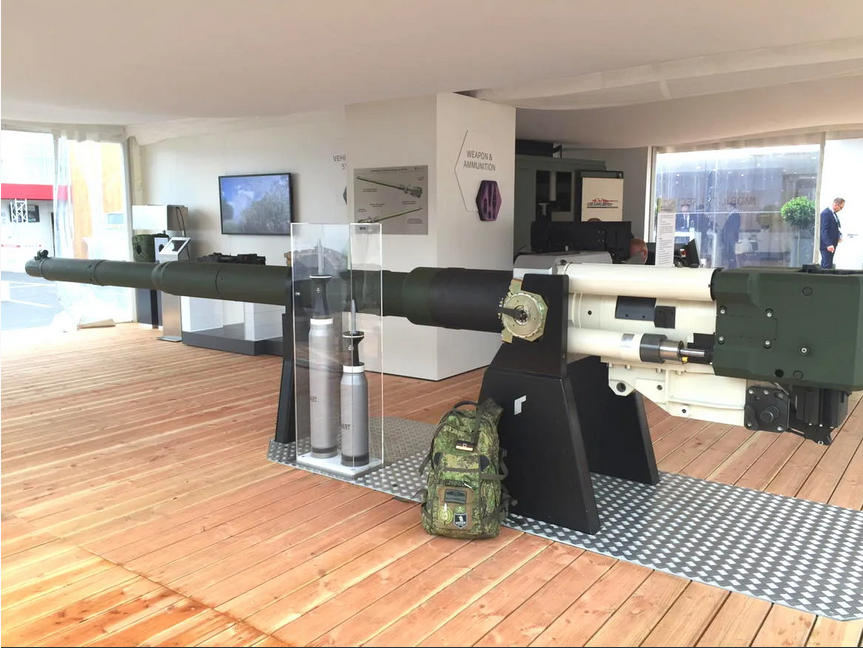 Новый 130-мм "Пистолет", в стеклянном ящике для сравнения представлен 130 и 120-мм  