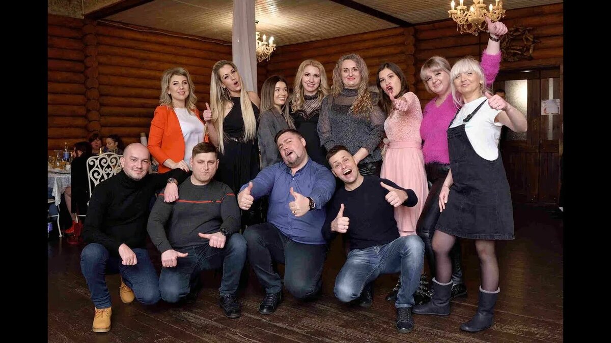 Встреча одноклассников. Все выглядят +\- на одинаковый возраст, ну, может, пара человек (с лишним весом) немного постарше. Интересно, эти мальчики считают своих бывших одноклассниц старушками по сравнению с собой?))  Фото из открытого доступа.