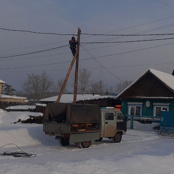 Ночь с 4 на 5 февраля стала испытанием для энергетических сетей Иркутской области. Из-за сильного штормового ветра и метелей в сетях «Облкоммунэнерго» отключилось 25 линий электропередачи напряжением и 317 трансформаторных подстанций. В результате более 15 тысяч домов остались без электроснабжения.