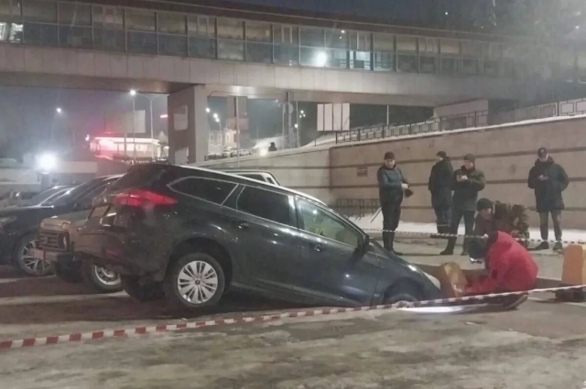    Припаркованная у ЖД вокзала машина ушла в провал грунта
