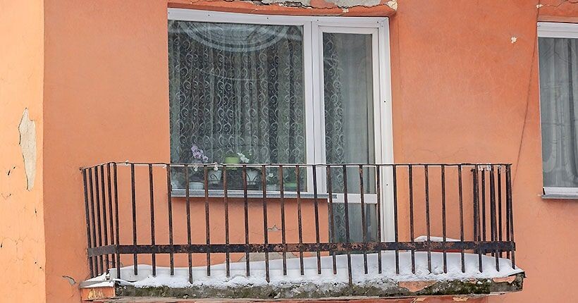 На таком балконе можно сделать утреннюю зарядку, глотнув свежего воздуха. Впрочем, в условиях мегаполиса это уже сложно.