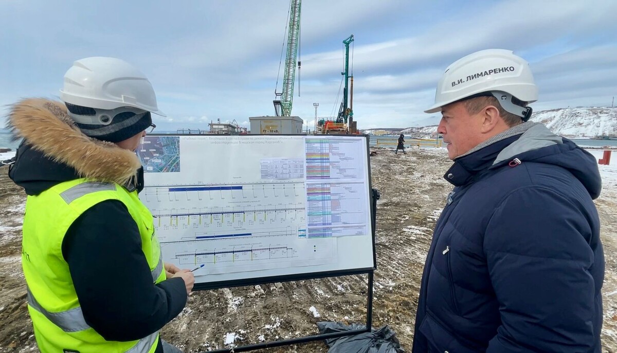 Губернатор Валерий Лимаренко настраивает подрядчиков на ускорение ввода обновлённой гавани / Фото: правительство Сахалинской области