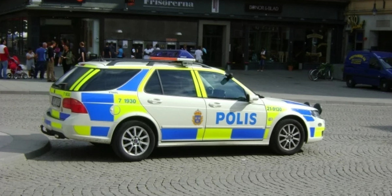 Машина шведской полиции у школы. фото: картинки яндекса.