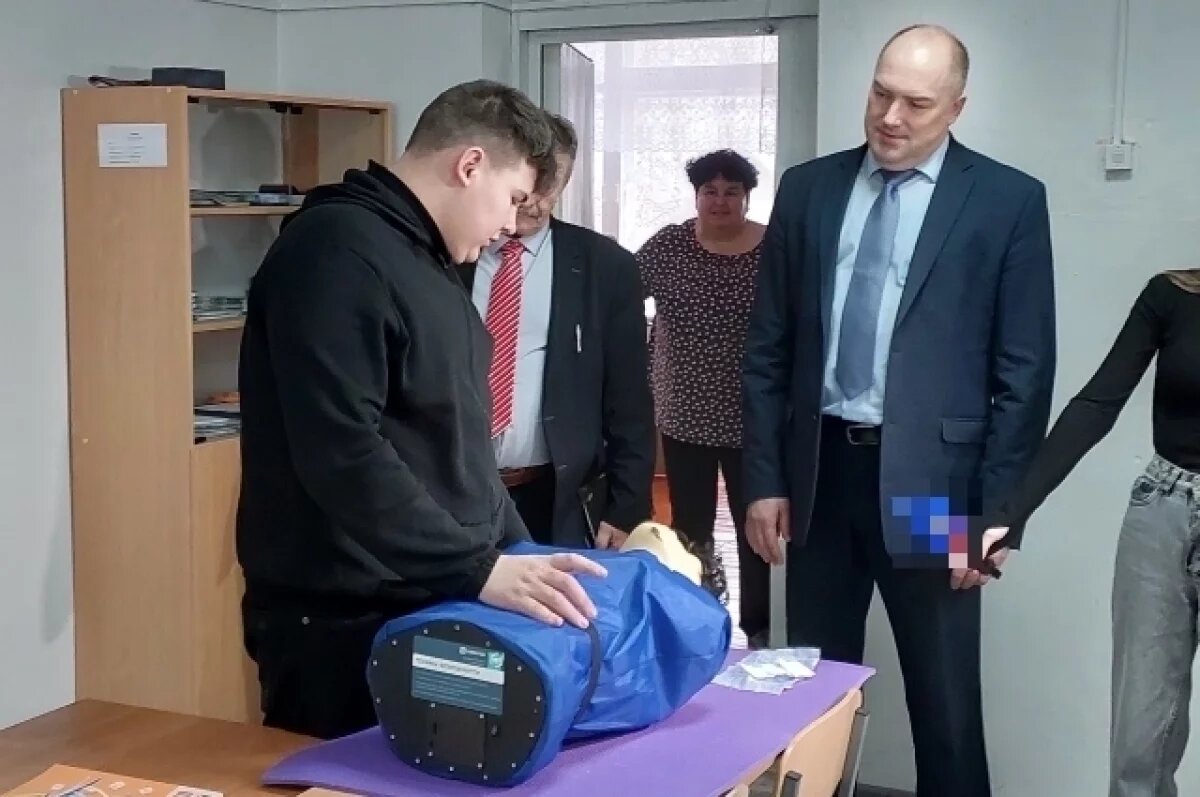    Ученик школы села Вишневое демонстрирует массаж сердца на манекене.