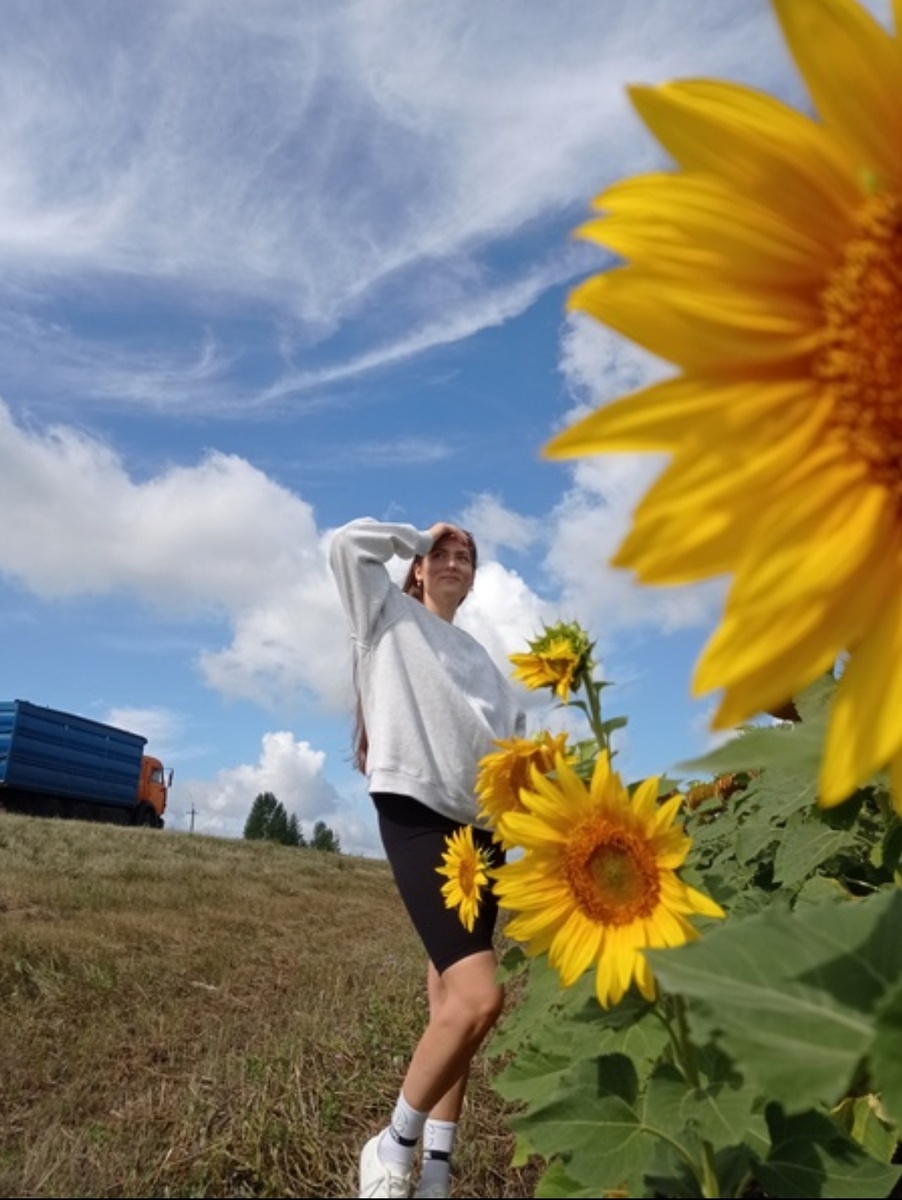 Всегда проезжая мимо подсолнухов хотела остановится и сфотографироваться))) 