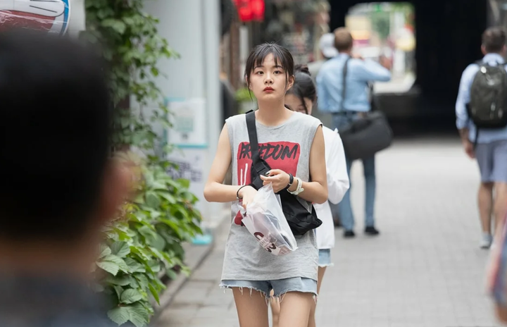 современная китайская девушка в городе